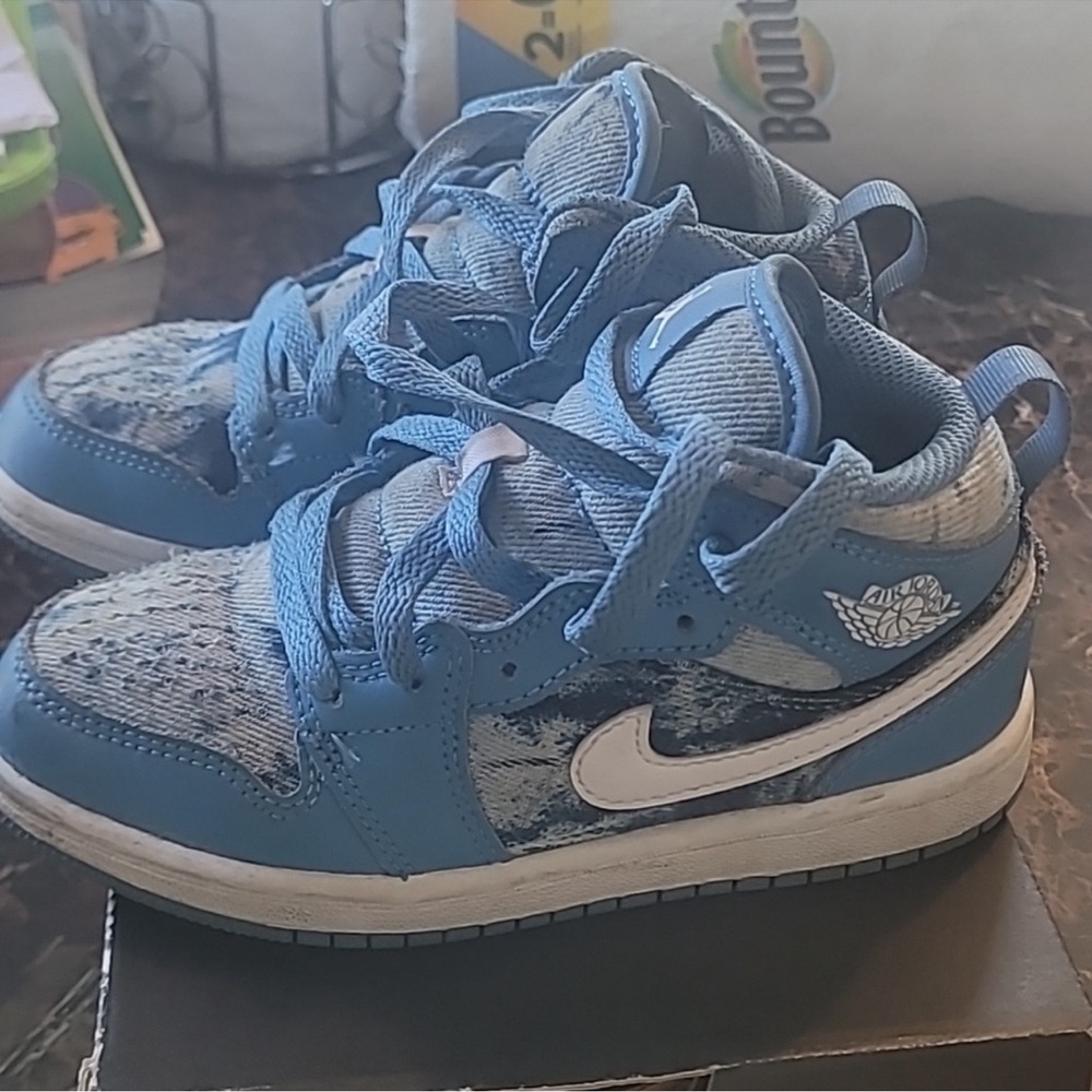 Nike Kids Sneakers in Blue and White - Picture 1 of 3